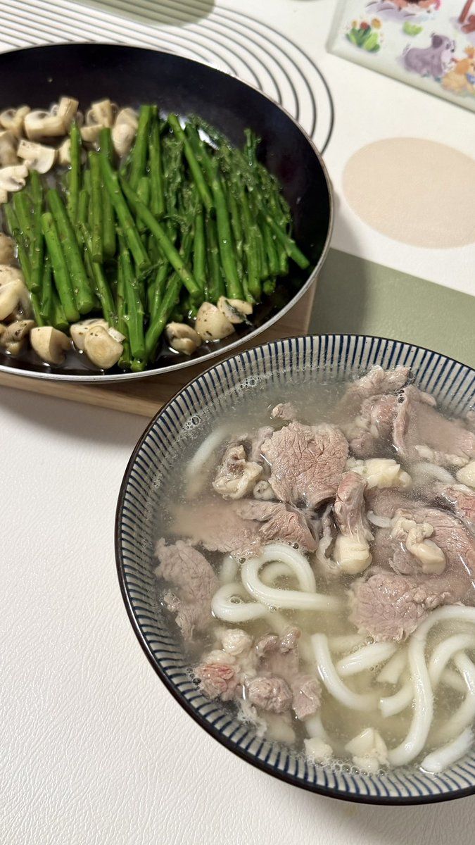 _UUOOO_'s tweet photo. 快手餐
闷芦笋蘑菇（生抽一勺，黑胡椒适量）
牛肉乌冬（碗里放一勺盐，半勺鸡精/先煮乌冬后烫牛肉） https://t.co/3HCqRuHeqA