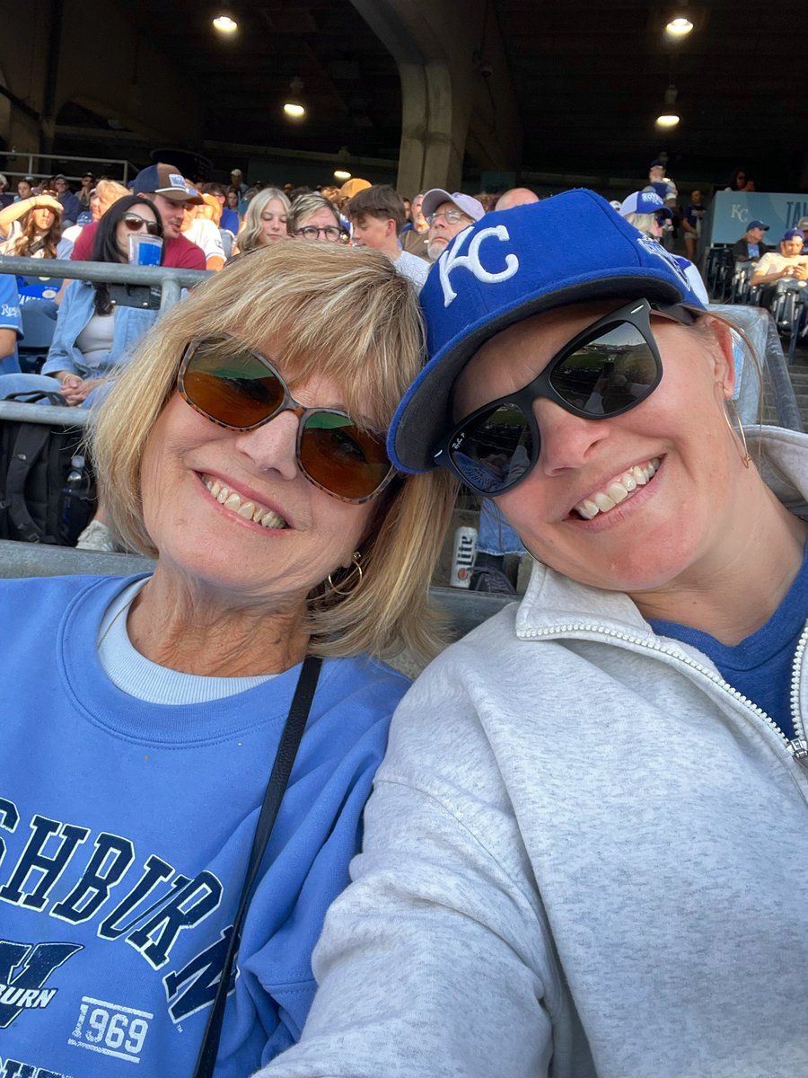 coach_wes42's tweet photo. Happy Mother’s Day! 💐 https://t.co/3LZPgkMZmm