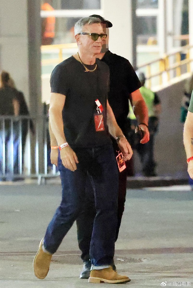 DanielCraigUPD's tweet photo. Daniel Craig at the Metallica concert at the Olympic Stadium OAKA in Athens 🇬🇷 on 9 May 2026. 

📸 via 嗨Q电影 https://t.co/DFvohfSCC0