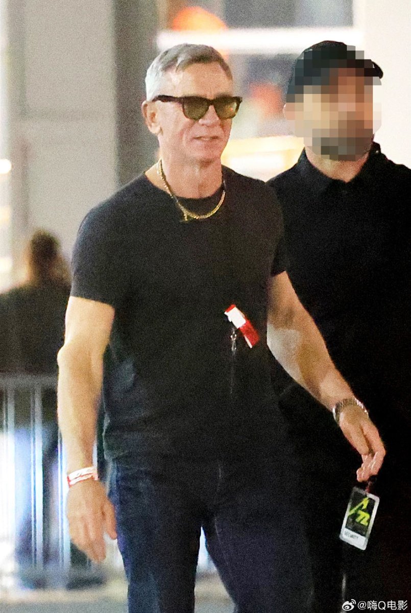 DanielCraigUPD's tweet photo. Daniel Craig at the Metallica concert at the Olympic Stadium OAKA in Athens 🇬🇷 on 9 May 2026. 

📸 via 嗨Q电影 https://t.co/DFvohfSCC0