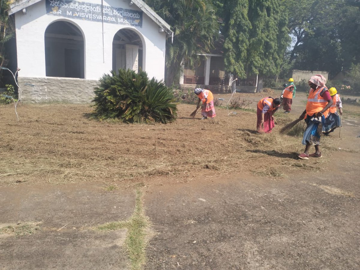SailVisl's tweet photo. Weed cutting &amp; Cleaning in front of Sir M.V Museum at SAIL-VISL.

@hd_kumaraswamy @plantsalem @SteelMinIndia @SAILBSP1 @SAILranchi @SAILsteel @sailrsp1 @SAILBSL2 @SAIL_IISCOSteel @DSPSAIL1 @SAILasp1965 @SAILCMO @PibSteel https://t.co/tNyCt5c47g