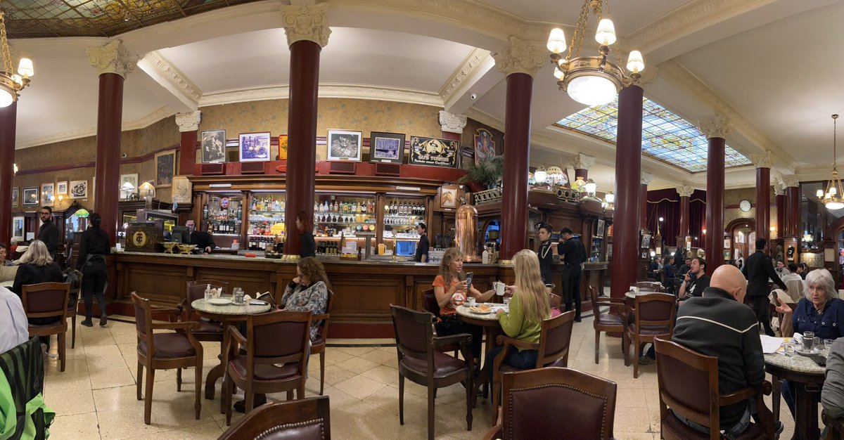 RencHorizons's tweet photo. Quand tu commences à ne plus être totalement un inconnu aux yeux des locaux, c’est peut-être que tu as commencé à voyager plus lentement.

📍 Café Tortoni, Buenos Aires 🇦🇷 https://t.co/Ea503fymfi