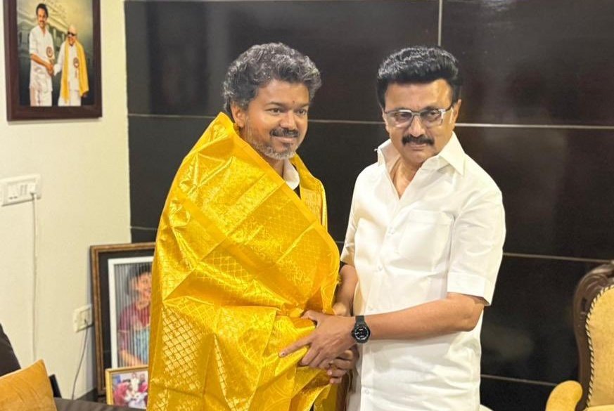 iammoviebuff007's tweet photo. #CMVijay‌ 🫂 #MKStalin ..🤝 Healthy Politics and Nice Gesture..👌 https://t.co/EwjupRitmA
