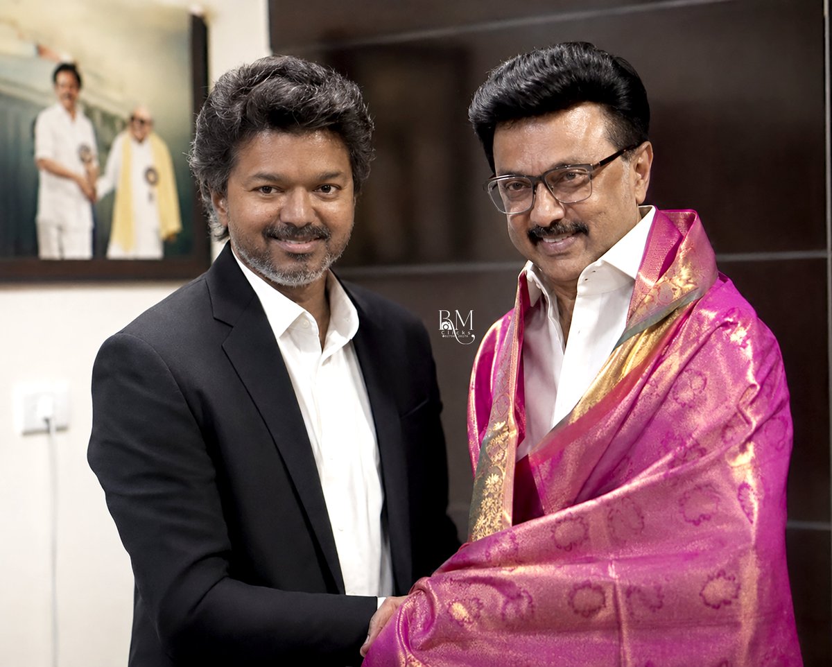 iammoviebuff007's tweet photo. #CMVijay‌ 🫂 #MKStalin ..🤝 Healthy Politics and Nice Gesture..👌 https://t.co/EwjupRitmA