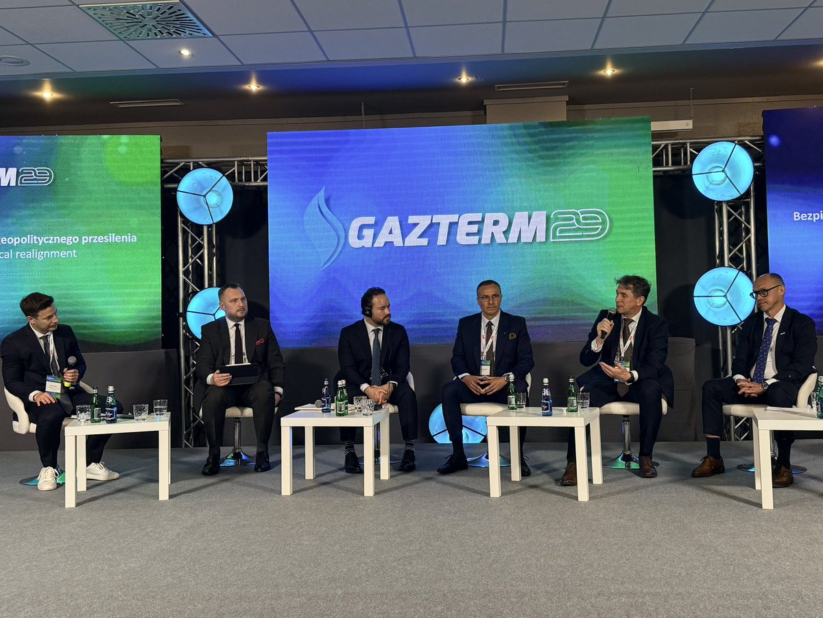 GAZ_SYSTEM's tweet photo. 💬 To są kluczowe aspekty, które od przyszłego roku zmienią zasadniczo warunki gry na polskim rynku gazu – prezes #GAZSYSTEM Sławomir #Hinc podczas @gazterm.

Planowane obniżenie kosztów przesyłu, likwidacja opłat na gazociągu jamalskim, nowe możliwości importu LNG i integracja z rynkiem niemieckim mają zwiększyć konkurencyjność całego regionu.

Polska konsekwentnie buduje pozycję jednego z kluczowych hubów gazowych Europy Środkowo-Wschodniej.

#GAZTERM2026 #LNG #FSRU #energysecurity #rynekgazu