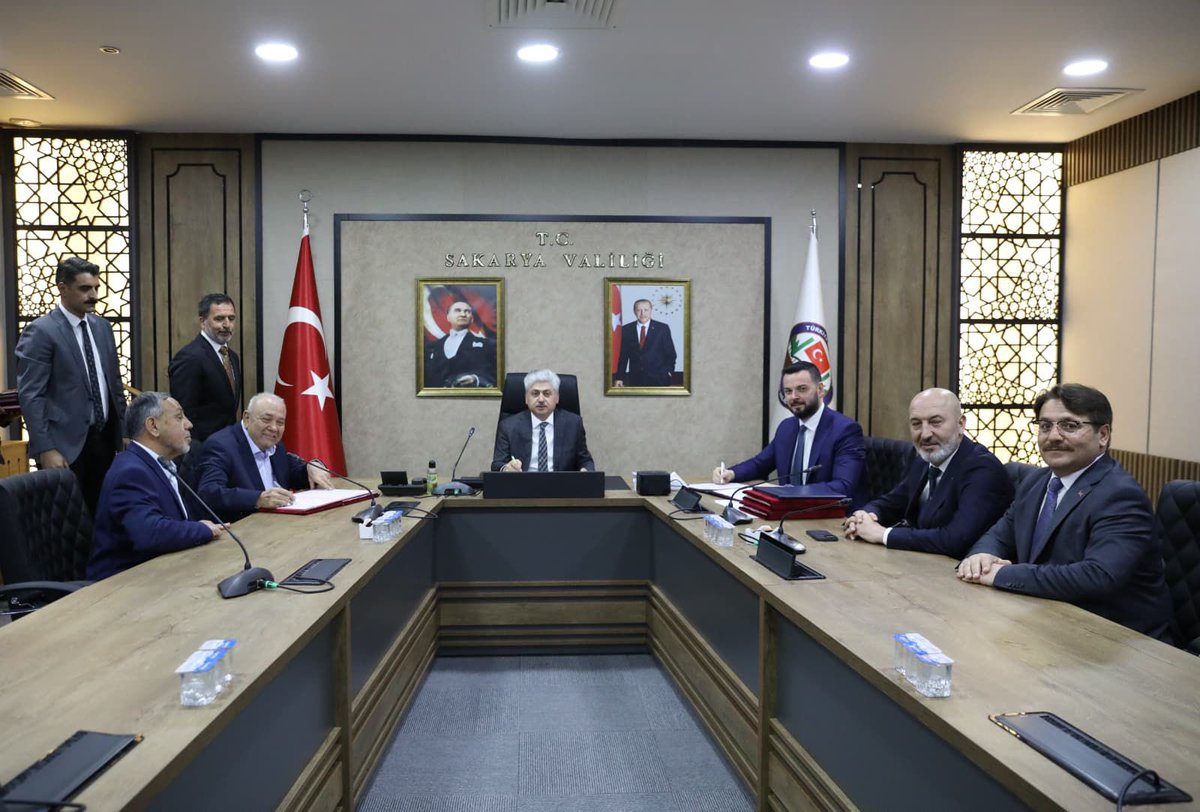 SakaryaValiligi's tweet photo. Valimiz Sayın Rahmi Doğan başkanlığında Okul Yaptırma Protokolü imza töreni gerçekleştirildi.

Törende;
• Erenler ilçesinde 16 derslikli okul binası inşası için İl Milli Eğitim Müdürlüğü, MÜSİAD Sakarya Hafızlık Proje Okulu Destekleme Derneği, hayırsever iş insanı Orhan Kocabıyık ve Burak Özbay arasında,
• Akyazı ilçesinde 24 derslikli ortaokul binası inşası için İl Milli Eğitim Müdürlüğü ile hayırsever iş insanı Orhan Kocabıyık ve Burak Özbay arasında protokoller imzalandı.

Eğitime yapılan yatırımların geleceğe yapılan en önemli yatırım olduğunu belirten Vali Doğan, kamu kurumları ile hayırseverlerin katkılarıyla hayata geçirilen eğitim projelerinin çocuklarımızın daha modern ve nitelikli ortamlarda eğitim almasına önemli katkı sunduğunu ifade ederek destek verenlere teşekkür etti.