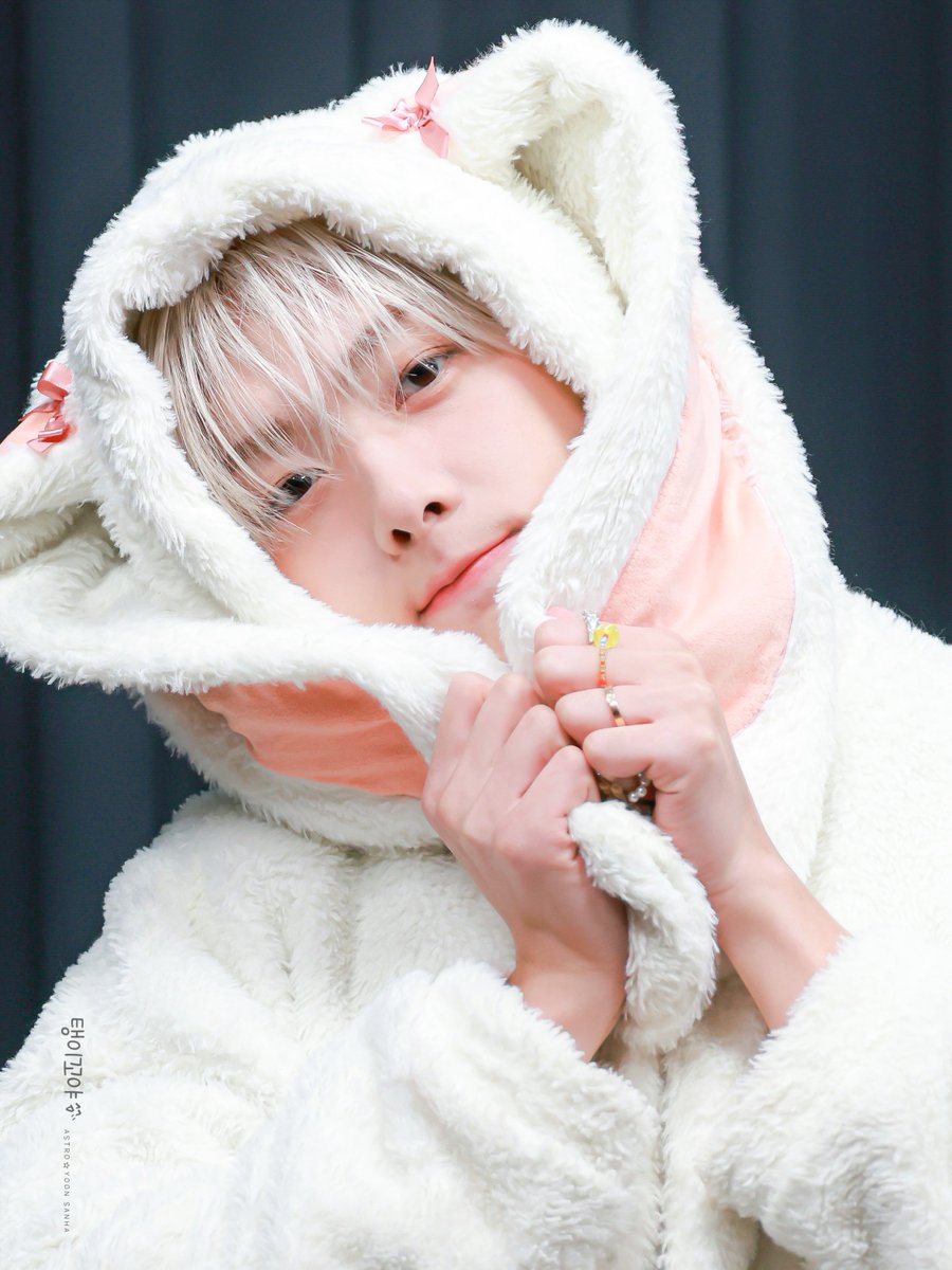 sanha_ggoya's tweet photo. 멬스 기대했는데 쩜 실망이얌
비록 귀는 접었지만 이날의 딴토끼가 훨씬 이쁜거 같다🐰 https://t.co/B32YH4h5SI