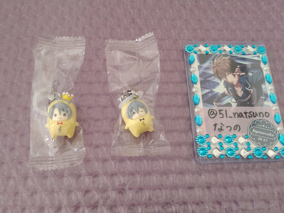 51_natsuno's tweet photo. [交換]　アイドリッシュセブン　アイナナ　めじるしアクセサリー　〜王様プリンと一緒〜

【譲】
楽　千

【求】
龍之介
(🍮1点決まり次第、もう1点はめじるしアクセサリーの龍之介でしたら🍮or🐰どちらでも可)

郵送 ＞ 平日夜都内手渡し可能です。 https://t.co/SI7yoDpKaF