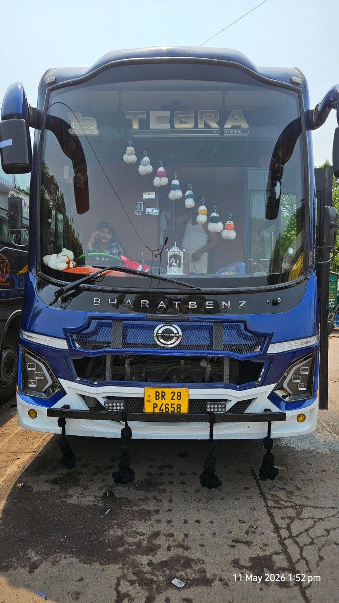 LeadDelhi's tweet photo. Tegra Travells…
नाम सुनने में एक सामान्य ट्रैवल कंपनी का आभास देता है, लेकिन ज़मीनी हकीकत कई गंभीर सवाल खड़े करती दिखाई देती है।

मोरी गेट क्षेत्र से निकलने वाली ये बसें अंबाला होते हुए जम्मू-कश्मीर तक लंबे रूट पर संचालित होती हैं।
लेकिन यात्रियों से अधिक चर्चा इन बसों पर कथित तौर पर ढोए जाने वाले बेहिसाबी और संदिग्ध लगेज नेटवर्क की है।

कहा जाता है कि यदि किसी को अपना सामान “बिना ज्यादा पूछताछ” और “सरकारी निगाहों से दूर” एक राज्य से दूसरे राज्य तक पहुँचाना हो, तो बस डबल या ट्रिपल किराया दीजिए —
न कोई पक्का बिल,
न GST का हिसाब,
न माल का पारदर्शी रिकॉर्ड।

बाकी काम रास्ते में फोन कॉल और तय पॉइंट्स पर “डिलीवरी सिस्टम” कर देता है।
अद्भुत व्यवस्था है जनाब…
देश डिजिटल हो गया, लेकिन कुछ परिवहन नेटवर्क अब भी “कैश एंड कैरी अंडरग्राउंड मॉडल” पर फल-फूल रहे हैं।

सबसे चौंकाने वाली बात यह है कि बसों की छतों पर इस हद तक माल लादा जाता है कि कई बार वे यात्री वाहन कम और चलता-फिरता मालवाहक ढांचा अधिक प्रतीत होती हैं।
यदि ऐसी बस किसी तीव्र मोड़ या आपात ब्रेक की स्थिति में आए, तो दुर्घटना की संभावना से इनकार नहीं किया जा सकता।

लेकिन शायद यह दृश्य केवल आम नागरिकों को दिखाई देता है।
प्रशासनिक दृष्टि तक पहुँचते-पहुँचते यह “ओवरलोडिंग” अदृश्य हो जाती है।

प्रश्न बेहद सीधा है —
आख़िर इतनी बड़ी मात्रा में कथित अवैध और बिना दस्तावेज़ का माल रोज़ाना सड़कों पर कैसे घूम रहा है?
परिवहन विभाग कहाँ है?
GST विभाग कहाँ है?
स्थानीय पुलिस क्या केवल दर्शक बनी हुई है?

या फिर मामला वही पुराना है —
“सब कुछ दिखता है, पर कार्रवाई के समय अचानक सब धुंधला पड़ जाता है।”

आज जो तस्वीरें सार्वजनिक की जा रही हैं, वे मोरी गेट क्षेत्र से संचालित उन्हीं बसों की हैं जो अंबाला होते हुए जम्मू-कश्मीर रूट पर जाती हैं।
ये तस्वीरें केवल वाहन नहीं दिखातीं, बल्कि सिस्टम की निष्क्रियता और चयनात्मक चुप्पी का आईना भी प्रस्तुत करती हैं।

यह मुहिम आज से शुरू हुई है।
और अब यह लगातार चलेगी।
हर दिन तस्वीरें आएंगी।
हर दिन सवाल उठेंगे।
हर दिन उन बसों और नेटवर्क्स को सार्वजनिक किया जाएगा जिन पर कथित तौर पर नियमों को ताक पर रखकर संचालन करने के आरोप लग रहे हैं।

साथ ही स्पष्ट रूप से सूचित किया जाता है कि आगामी समय में विस्तृत RTI दायर कर निम्न प्रश्नों पर जवाब तलब किया जाएगा —

• इन बसों की ओवरलोडिंग जांच कितनी बार हुई?
• बिना बिल/GST माल परिवहन पर कितनी कार्रवाई दर्ज है?
• मोरी गेट क्षेत्र में खड़ी इन बसों की निगरानी किस विभाग के अधीन है?
• परिवहन, GST और स्थानीय पुलिस ने संयुक्त अभियान आखिरी बार कब चलाया?
• जम्मू-कश्मीर रूट पर संचालित इन बसों की सुरक्षा एवं वैधता जांच का रिकॉर्ड क्या है?

अब सवाल दबेंगे नहीं।
रिकॉर्ड माँगे जाएंगे।
और यदि जवाब नहीं मिले, तो वह खामोशी भी सार्वजनिक दस्तावेज़ मानी जाएगी।

क्योंकि अब तस्वीरें केवल तस्वीरें नहीं रहेंगी…
वे व्यवस्था से जवाब मांगेंगी।

@DelhiPolice @dtptraffic @sho_gate @shokashmirigate @CMODelhi @LtGovDelhi @gupta_rekha @LokNiwasDelhi @askGST_GoI @GST_Council @cbic_india