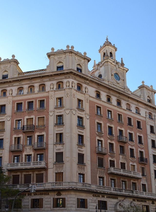MusHistValencia's tweet photo. #taldiacomhui de 1878, la Caja de Ahorros y Monte de Piedad de Valencia va obrir les seues portes al públic.Promoguda per la Societat d'Amics del Pais, va tindre la seua seu primera seu al carrer de la Saboneria Nova. 🏦💰 https://t.co/tRSkaHG45A