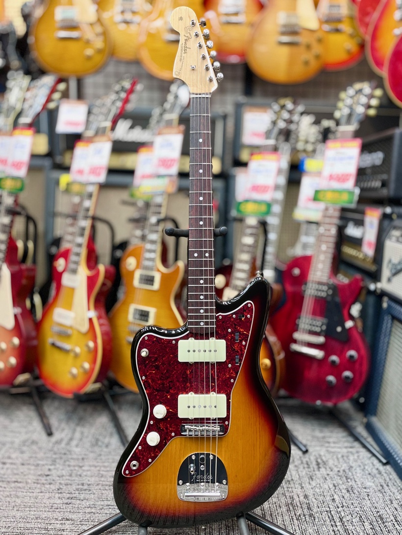 中々中古でも入荷が少ないレフティジャズマスターモデルFender Made In