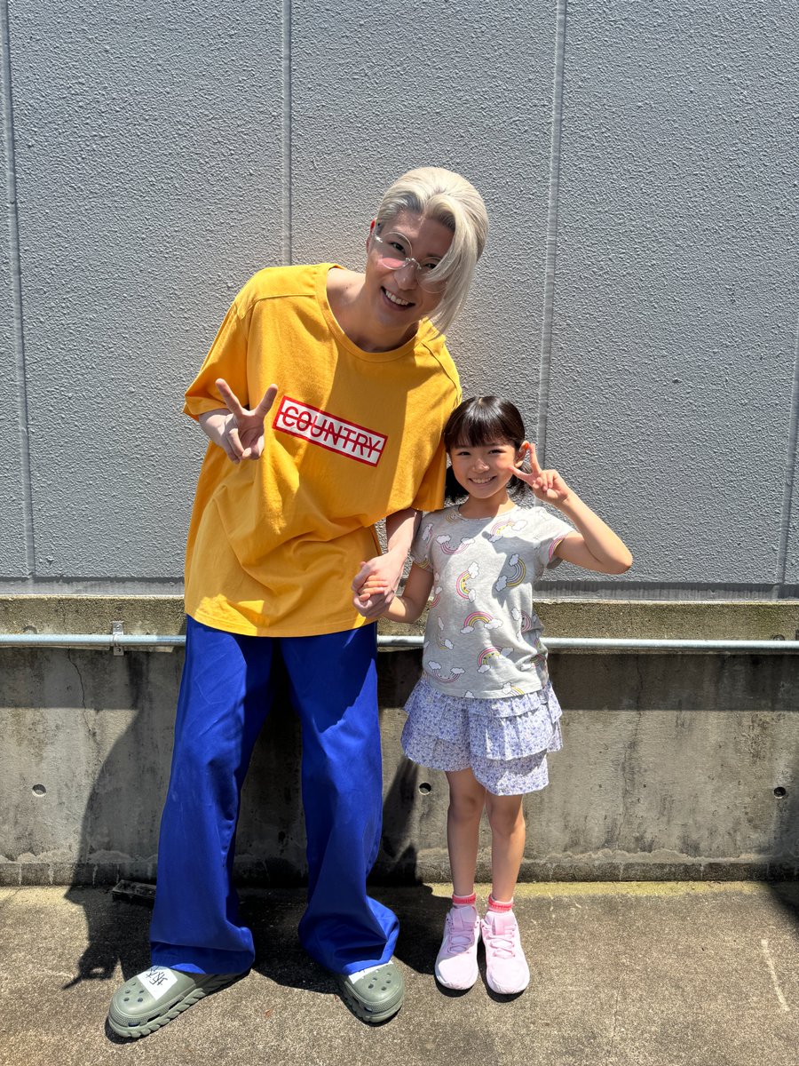 映画『 #SAKAMOTODAYS 』の
　 　　 ˗ˋ📸 #撮影デイズ 💥　　　　　　　　　　　　　
✣✣­­–­­–­­–­­–­­–­­–­­–­­–­­–­­–­­–­­–­­–­­–­­–­­–­­–­­–­­–­­–­­–­­–­­–­­–­­–­­–­­–✣✣

最強の父親・坂本太郎と
その愛娘・坂本花を演じた
 #目黒蓮 さん、 #吉本実由 さんの
仲良し2ショットをお届け✨