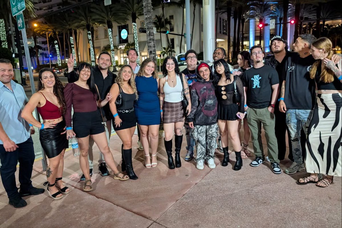pubcrawlMIA's tweet photo. Miami nights > regular nights 🌴🍸
One crew. Multiple bars + clubs. Zero regrets.
#PubCrawlMiami #MiamiNightlife #MiamiNights #MiamiParty #ThingsToDoInMiami https://t.co/h7mqOPDuPM