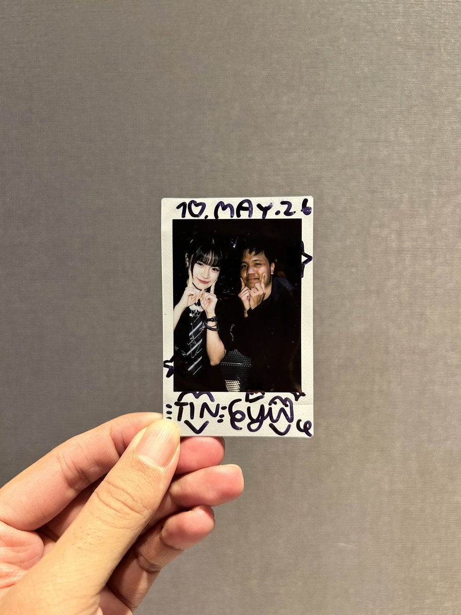 SirMeinhardt's tweet photo. เอาละ เขียนรีแคป #CatsoluteFestival2026 จบแล้ว เอาลงได้ (ยอมรับว่า เป็นการเขียนรีแคปที่แอบ “ยาก” ใช้ได้นะเนี่ย 555) 

ยาวหน่อยนะ แต่ถ้าชอบอ่านอะไรยาวๆ ลุยจ้าาา 

————

ในมุมผู้ชม…. 🤔

ไม่เคยมางาน แคทเฟส มาก่อน ดังนั้นปีนี้จึงเป็นปีแรกที่ได้มางานนี้ เด็กๆ ในค่ายแมวเก่งกันมาก เป็น 6 ชั่วโมงที่เพลินจนเกือบลืมเวลา และไม่น่าเบื่อเลยสักนิด สมแล้วที่เด็กๆ จะทุ่มเทกับการซ้อมขนาดนั้น คุ้มค่าบัตรมากๆ  อย่างน้อยก็ทำให้ผมที่ปกติชอบยืนฟังหรือนั่งฟังเฉยๆ ต้องหยิบแท่งไฟมาเชียร์ แล้วโยกตามเพลงจนได้ ถือว่าไม่ธรรมดาจริงๆ เด็กๆ ค่ายนี้ ฮ่าๆๆๆ ขอให้เด็กๆ ค่ายนี้มีศักยภาพที่เพิ่มมากขึ้นเรื่อยๆ จ้าาา

——————

ในมุม Orchestral Arranger …. 🎻

นอกจากจะได้มาชมแคทเฟสเป็นครั้งแรกแล้ว ครั้งนี้ก็เป็นครั้งแรกด้วยที่พี่เค้กให้โอกาสผมทำ Overture สำหรับใช้ในงานนี้โดยเฉพาะ 

โดยให้ผมทำไว้ 3 เพลงสำหรับ #SoraSora #YamiYami และ #MiraiMirai ขอบคุณที่ไว้ใจและให้โอกาสผมสรรค์สร้างอย่างสุดความสามารถ แม้โจทย์จะมีความท้าทาย หรือระยะเวลาในการทำจำกัดแค่ไหน ก็ไม่หวั่น สู้ตายอยู่ที่บ้านวนไป 🤣

พอได้มาฟังที่ตัวเองทำให้เด็กๆ ในวันงานแคทเฟสแล้ว ขนลุกมาก เพราะนี่ไม่เคยคิด ไม่เคยฝันมาก่อนเลยว่า วันนึง… จะได้มาทำอะไรแบบนี้ กับค่ายแมว แม้จะเป็นเวลาเพียง 30 วินาที ต่อวง ขอบคุณพี่เค้ก พี่บอย และพี่เบิร์ด นะครับสำหรับโอกาสที่ยิ่งใหญ่ และต้องขออภัยหากมีอะไรผิดพลาดในวันจริง 

——————

และสุดท้าย….

ในวันที่ผมได้เป็นส่วนหนึ่งของปรากฏการณ์นี้แล้ว โอชิตัวเองก็กลับมาในชื่อ @Yiwha_Nox0ff การได้มาเจอกันอีกครั้งในช่วงเวลาแบบนี้ ทำให้ช่วงเวลาในงานยิ่งมีความหมายและน่าจดจำยิ่งกว่าเดิม (ดีใจที่ได้เจอกันอีกครั้งนะคะ)

บอกได้เลยว่า เป็นงานที่ทำผมประทับใจ จนยากที่จะลืม

ยินดีด้วยกับ ทั้ง 3 วงที่กล่าวไป และยินดีด้วยกับวงใหม่อย่าง #dream0n และ #nox0ff นะคร้าบบ

วันงาน ถ่ายในงานไม่ได้ แต่ได้ถ่ายกับพี่ๆ ทีมงานค่ายแมว (และคุณยูมิน) ก็รู้สึกคอมพลีทเกินพอ (แถมเบื้องหลังตอนทำ Overture) 

———

สิ่งเหล่านี้กลายเป็นของขวัญวันเกิด (ย้อนหลัง) ที่ดีมากในชีวิต 

และแถมจะกลายเป็นแรงบันดาลใจและกำลังใจสำคัญในการใช้ชีวิต ไปอีกหลายปีเลยละ…. ✌️

แค่นี้ก็เกินพอแล้ว…. 

#catsolute #catsolutefest2026 #Idol