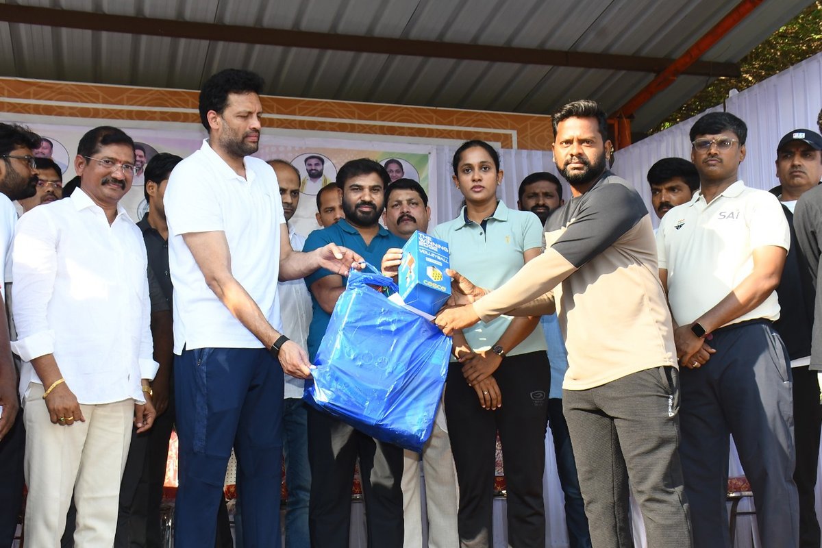 sportsinap's tweet photo. శాప్ చైర్మన్ శ్రీ అనిమిన రవి నాయుడు గారు, VC & MD శ్రీమతి ఎస్. భరణి, I.F.S. గారు క్యాంపులను సందర్శించారు.
యువతలో ప్రతిభ, పట్టుదల చూసి అభినందనలు తెలిపారు.
✅ ఉచిత శిక్షణ
✅ పోషకాహారం
✅ ప్రతి క్యాంపుకు ₹10,000 సహాయం
#SAAP #PlayForAP #SummerCoachingCamps #Kurnool https://t.co/7FIt1NHP5n