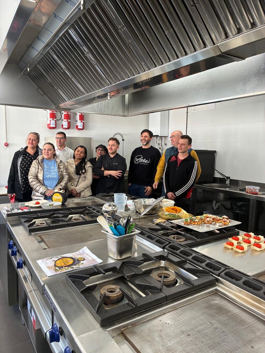 RTVEclm's tweet photo. 🧑‍🍳Tres grandes cocineros manchegos imparten formación a los hosteleros de Almagro de cara al @festivalalmagro durante el mes de julio 

@rtvenoticias @radio5_rne @rne @telediario_tve https://t.co/7JW5kT9PDa