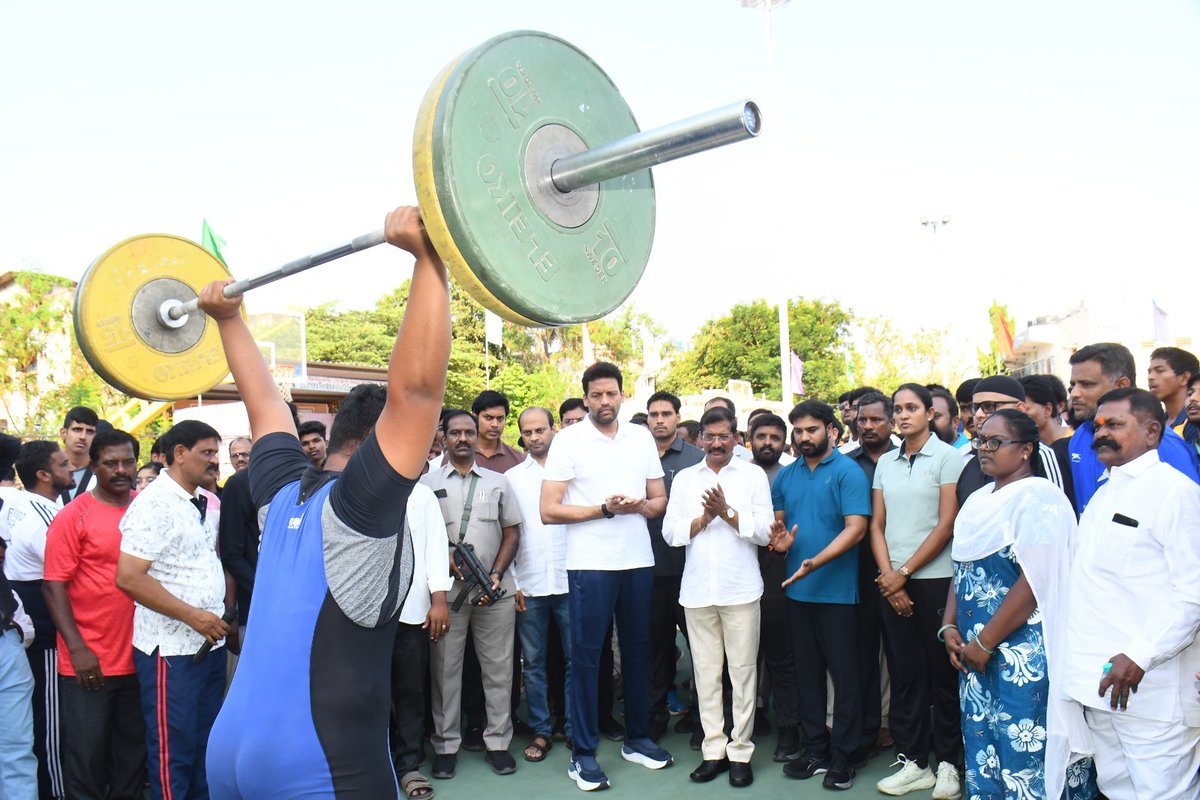 sportsinap's tweet photo. శాప్ చైర్మన్ శ్రీ అనిమిన రవి నాయుడు గారు, VC & MD శ్రీమతి ఎస్. భరణి, I.F.S. గారు క్యాంపులను సందర్శించారు.
యువతలో ప్రతిభ, పట్టుదల చూసి అభినందనలు తెలిపారు.
✅ ఉచిత శిక్షణ ✅ పోషకాహారం ✅ ప్రతి క్యాంపుకు ₹10,000 సహాయం
#SAAP #PlayForAP #SummerCoachingCamps #Kurnool https://t.co/kmz7x0AwDJ