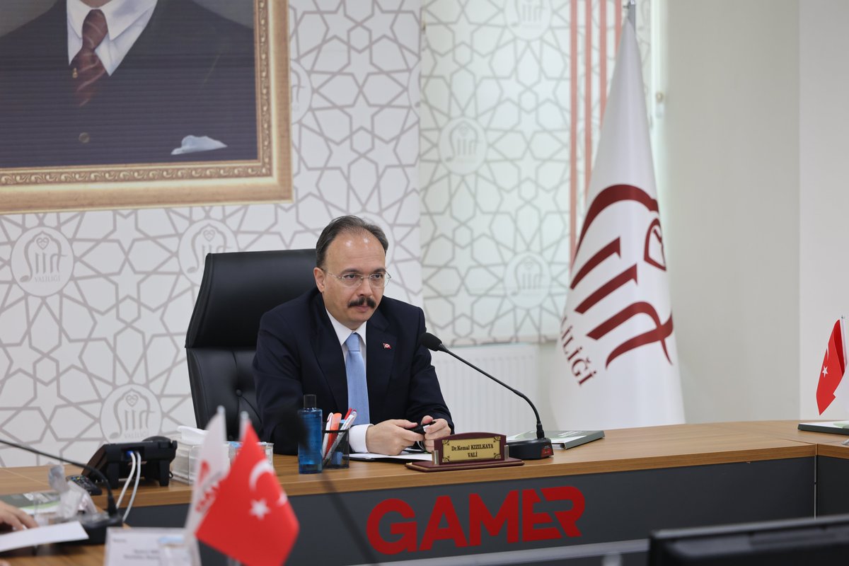 SiirtValiligi's tweet photo. Siirt il genelinde alınan güvenlik tedbirlerinin değerlendirildiği geniş kapsamlı ‘İl Güvenlik ve Asayiş Koordinasyon Toplantısı’ Valimiz Sayın @Dr_KemalKzlkaya ’nın başkanlığında mülki idare amirleri ve güvenlik bürokrasisinin katılımı ile gerçekleştirildi.
gerçekleştirildi.

Toplantıda;
✅Asayiş,
✅Terörle Mücadele,
✅Mali ve Organize Suç Örgütleriyle Mücadele,
✅Uyuşturucuyla Mücadele,
✅Düzensiz Göçle Mücadele,
✅Kaçakçılık ve Siber Suçlarla Mücadele,
✅Okul Çevreleri ve Güvenliği,
✅Trafik Tedbirleri ele alındı.

Şehrimizin huzur ve güvenliği için ilgili birimlerimiz hizmetlerini 7/24 büyük bir kararlılıkla sürdürmeye devam ediyor.

📍#Siirt Güvenlik ve Acil Durumlar Koordinasyon Merkezi (GAMER) Toplantı Salonu

@TC_icisleri 
#SiirtinHuzuru 🇹🇷
#TürkiyeninHuzuru🇹🇷