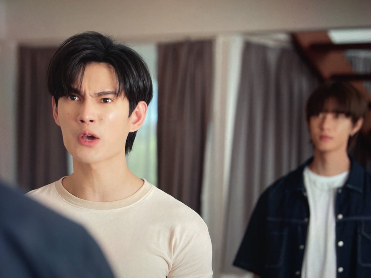 ฉากนี้แม่ฉันบ่น

ไอ่คิง ❌
ไอ่ธูป ✅

คนที่จนถึงตอนนี้ก็ยังไม่โดนบ่นอะไรเลยคือสิงหา ส่วนไอ่ธูปนั้น

(คิงเปิดประตูเข้ามา)

แม่ฉัน : นั่นไง ก็เธอมาอยู่กับสิงหา คนนี้เคยมีเรื่องกันเขาก็จ้องจะเล่นงานเธอ(ธูป)อยู่ เดี๋ยวสิงหาก็โดนคนนี้(คิง)หาเรื่องอีก(อะไรอีกไม่รู้ฟังไม่ทัน)

ฉัน : ...