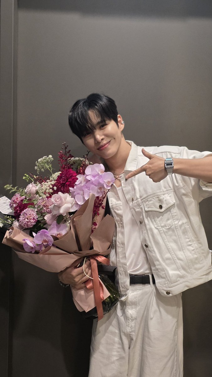 StarUDOHA's tweet photo. 𝟮𝟬𝟮𝟲𝟬𝟱𝟬𝟮 𝗗𝗝𝗥 : 𝗕𝗔𝗖𝗞 𝗢𝗡 𝗦𝗧𝗔𝗚𝗘 𝗜𝗻 𝗧𝗔𝗜𝗣𝗘𝗜
𝗙𝗟𝗢𝗪𝗘𝗥 𝗦𝗨𝗣𝗣𝗢𝗥𝗧

대만에 와주셔서 정말 감사합니다!
대만에서 함께한 시간들이 행복하고 따뜻한 추억으로 오래 남았으면 좋겠습니다🫶
무대 위에서 반짝이는 모습처럼, 앞으로도 오래오래 빛나길 바랍니다✨

By 🤍 
@Starudoha 
@ooooorange_sp
@Uhyeon0721
@liiziii_7
@tallgirl427 

#박도하 #도하  #parkdoha #DOHA