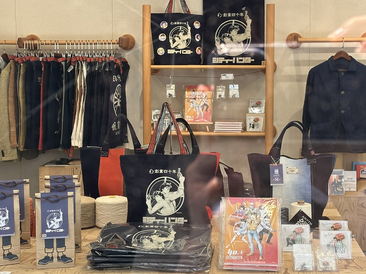 unlimited_artx's tweet photo. 近所にある前掛け専門店Anythingさんの前を通ったら、店内がシティーハンターでディスプレイされててニヤリ😏奥には獠と香のスタンドパネルも発見！
前掛けだけじゃなく、トートバッグらしきものもあるなぁ。もしや大阪の原画展で販売されるのかな？？ https://t.co/HlGoWUuR0b