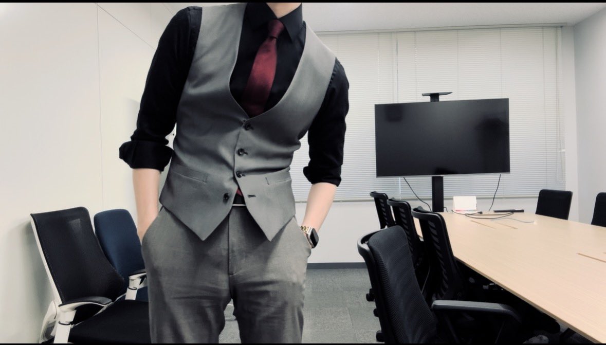 みんな大好き黒シャツの時間ホイホイッ