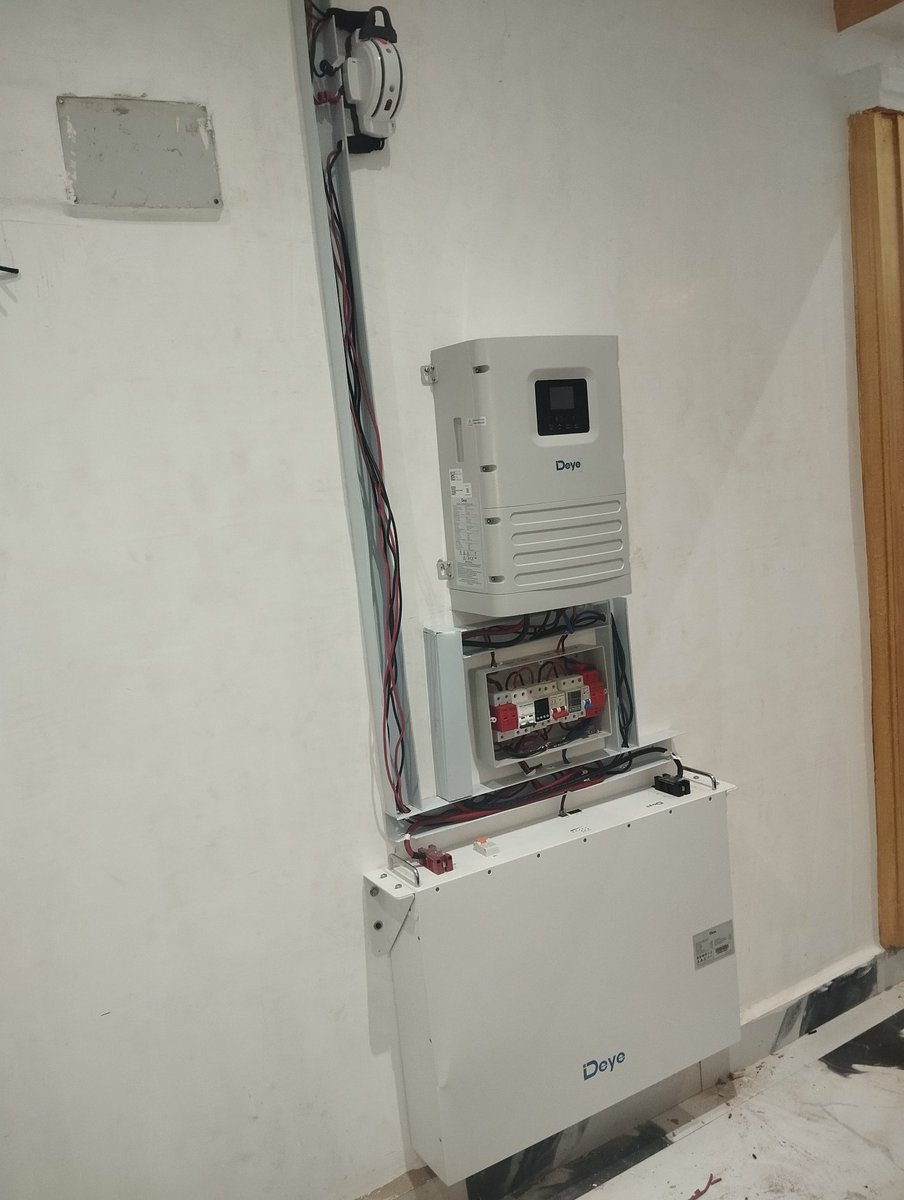 Medex41's tweet photo. Deye 6kva hybrid inverter and Deye 10kwh lithium battery🪛🔧💡☀️ #SolarEnergy. https://t.co/fNIRZuOCuK