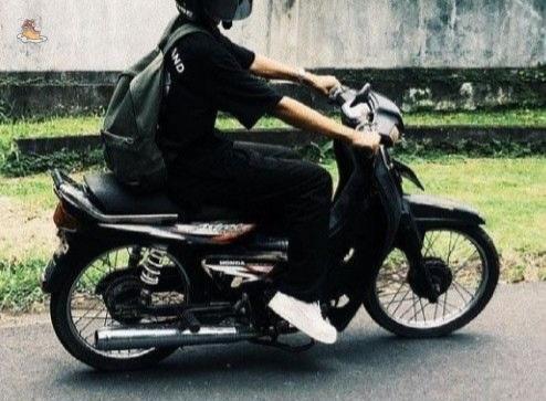 TamagoPost's tweet photo. 💛

"Atas nama Kak (kamu)?" ujar pemuda itu begitu tiba di titik jemput. Ojek pesananmu sudah datang. 

"Agak mendung, tapi saya gak ada jas hujan. Gapapa gak, Kak?" https://t.co/u2SXH18RGC