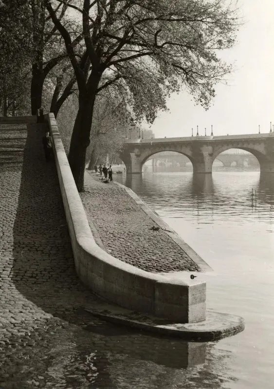 📸 Dorothy Bohm. 
La Seine quai du Louvre vers le pont Neuf 
1955. Paris France