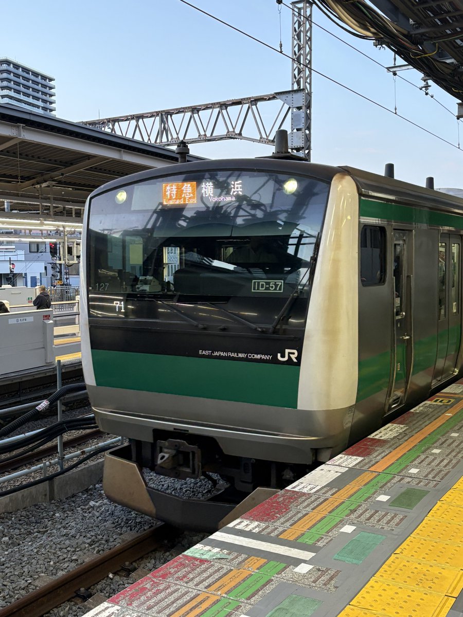 Kamakura07_15's tweet photo. 海老名ポポン覗いて帰ろうとしたら、様子のおかしい埼京線が来て草

何やってんだお前… https://t.co/0sMwOVnB8p