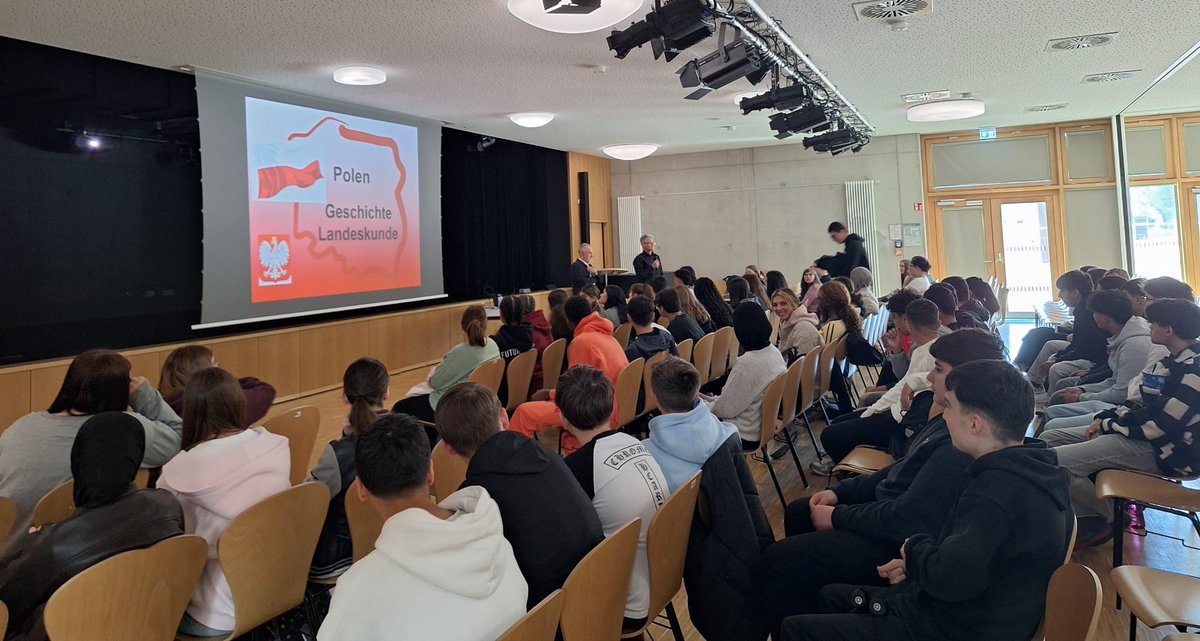 PLInstitut_Dues's tweet photo. 🇪🇺🇵🇱 Fast 200 Schülerinnen &amp; Schüler nahmen am POLE-POSITION Schulprojekt des @PLInstitut_Dues an der Europaschule Gustav-Heinemann-Gesamtschule Essen teil. Themen: Europatag &amp; 81 Jahre Kriegsende. Danke an alle Lehrkräfte, Referenten &amp; Partner! 🤝📚 #Europa #Polen https://t.co/V0XtX7lZ3i