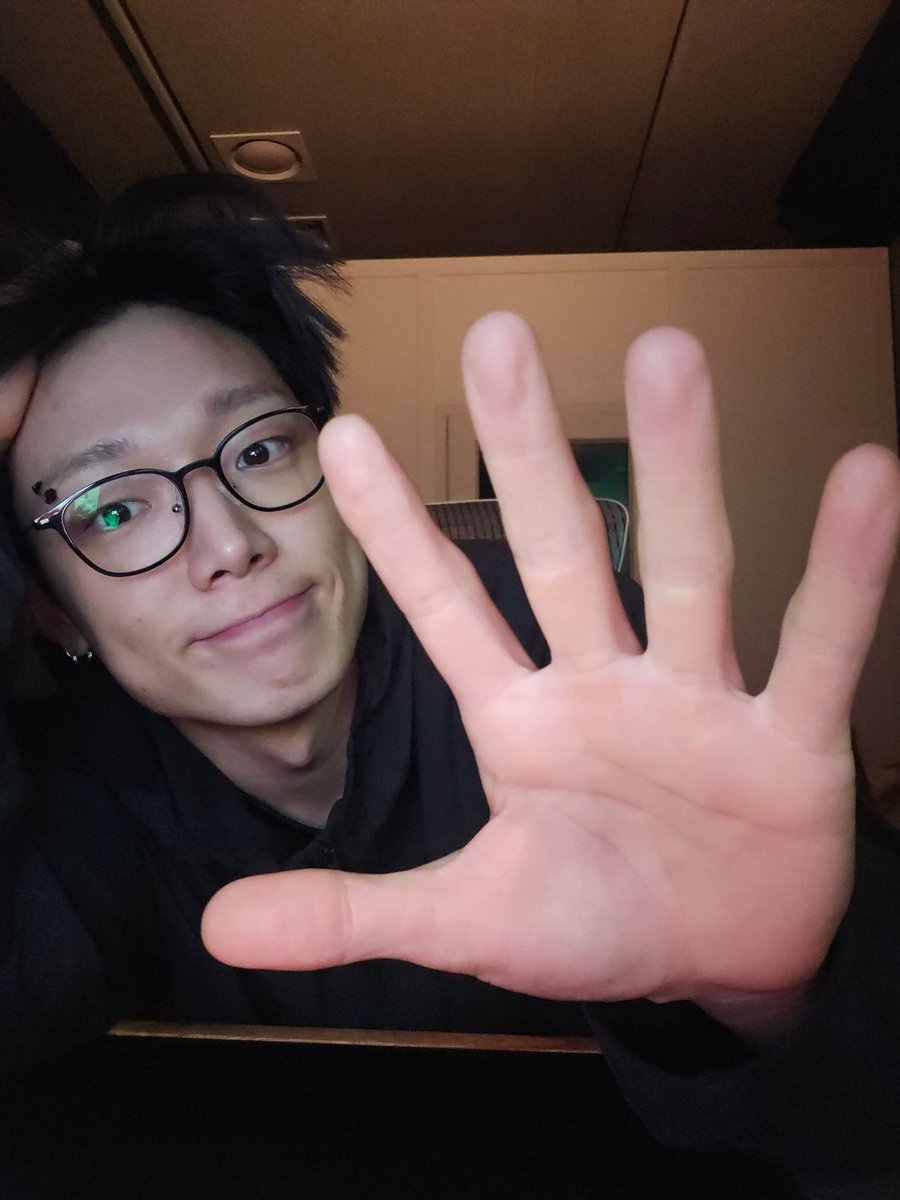 BOBBY SENT A SELCA 🖤