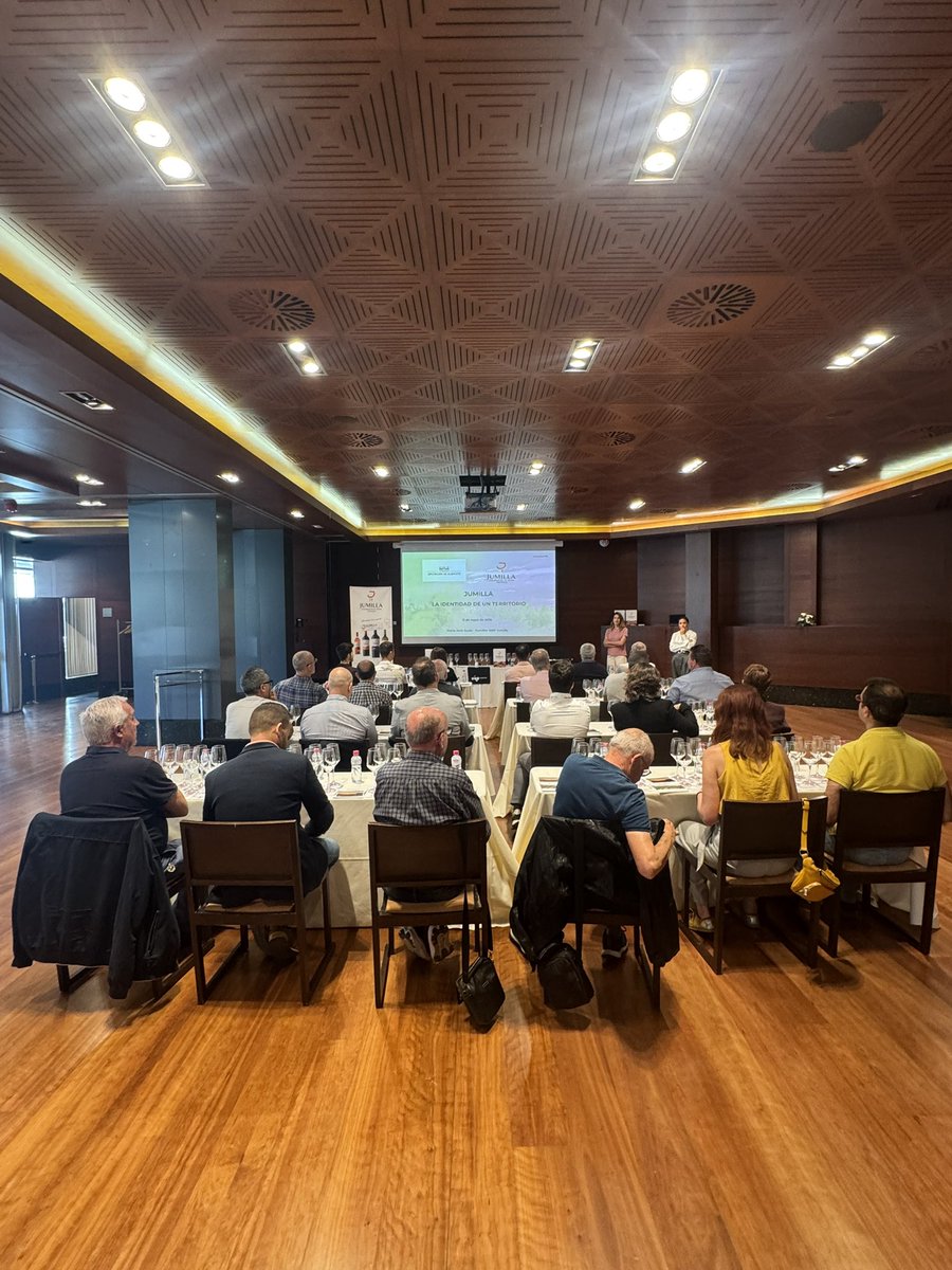 Verema's tweet photo. Iniciamos la II Experiencia Verema Murcia con una fabulosa cata de la DOP Jumilla @vinosjumilla ¡El 25% de la variedad Monastrell a nivel mundial se produce en esta Denominación de Origen! https://t.co/OzFdCB0TIE