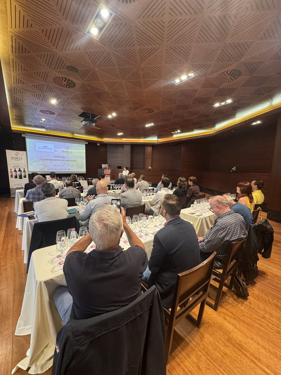 Verema's tweet photo. Iniciamos la II Experiencia Verema Murcia con una fabulosa cata de la DOP Jumilla @vinosjumilla ¡El 25% de la variedad Monastrell a nivel mundial se produce en esta Denominación de Origen! https://t.co/OzFdCB0TIE