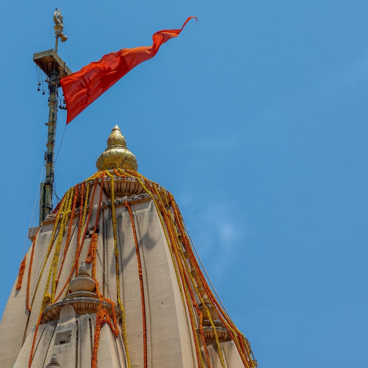 पवित्र सोमनाथ मंदिर के गगनचुंबी शिखर पर गर्व के साथ लहराता पावन ध्वज भारतवर्ष की आस्था की विजय का प्रतीक है। यह कोटि-कोटि भारतीयों की सामूहिक चेतना का दिव्य उद्घोष भी है। सोमनाथ के शिखर पर केसरिया ध्वज हमारी अटूट श्रद्धा की जीवंत विजयगाथा है। यह ध्वज अनंतकाल तक भारत के गौरव का