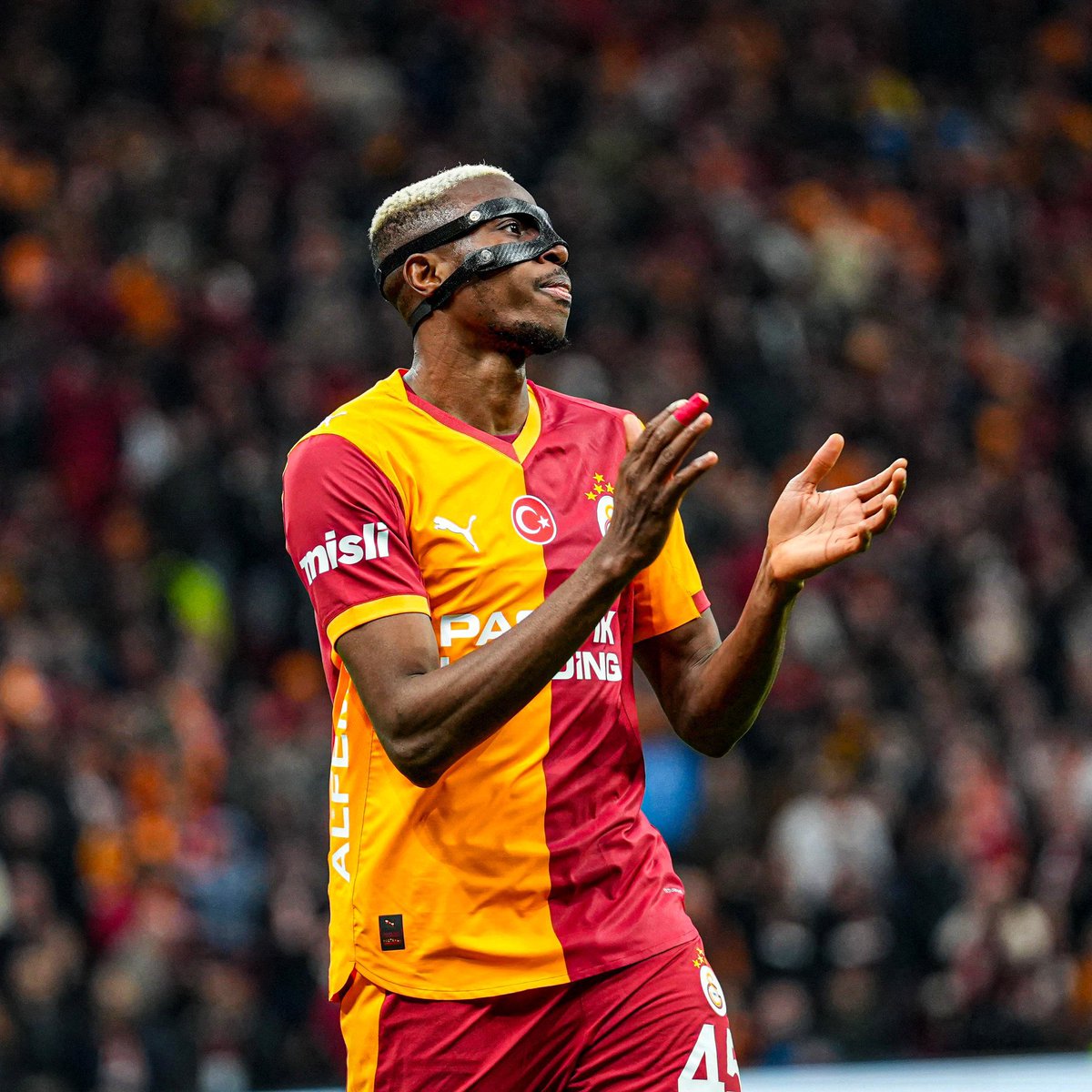 pusholder's tweet photo. Galatasaray, Victor Osimhen'in arkasına 2 golcü daha transfer edecek. (Milliyet) https://t.co/Fuw95NWj61