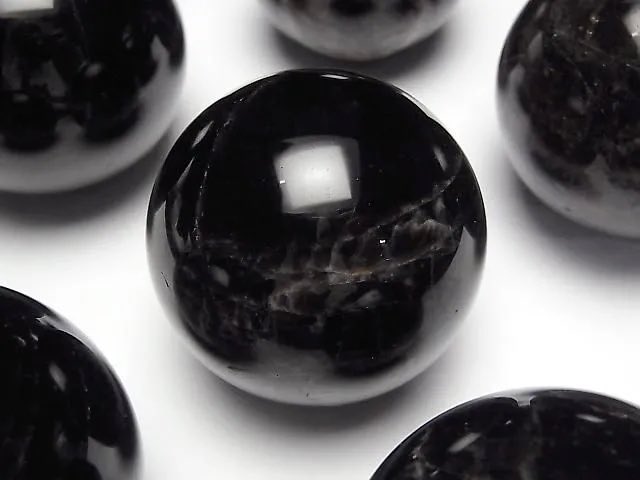モリオン(黒水晶)透明な水晶が放射線を吸収し漆黒に変化した物。邪気