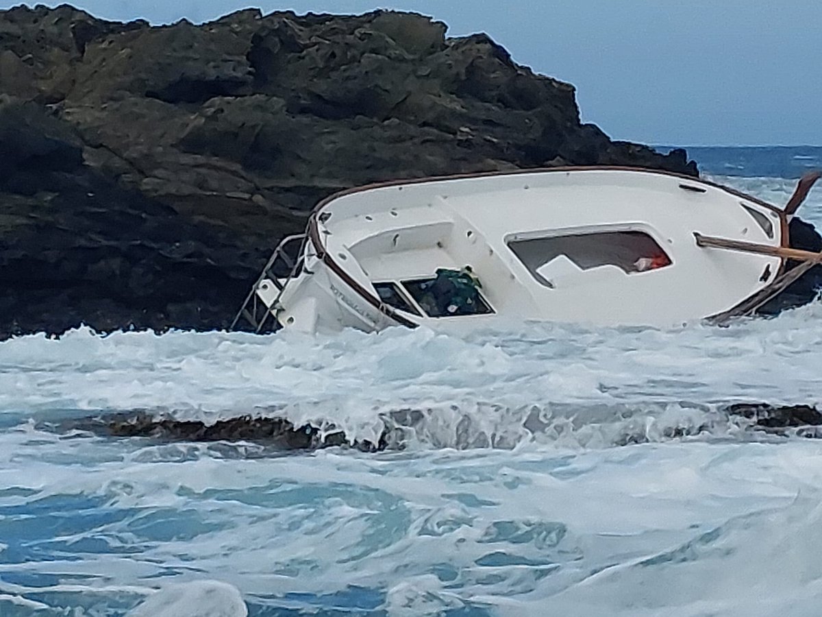 salvamentogob's tweet photo. Ayer por la tarde se recibió un aviso de una barca de madera volcada sobre unas rocas en la isla de S'Arenella (Gerona). Los tres tripulantes que iban a bordo de la embarcación se encontraban en la zona de la playa.
El Centro de Coordinación de Barcelona movilizó la Salvamar Lyra y la LS Barcelona de @CreuRojaGirona trasladó a las personas al puerto en buen estado.
#SeguridadNautica