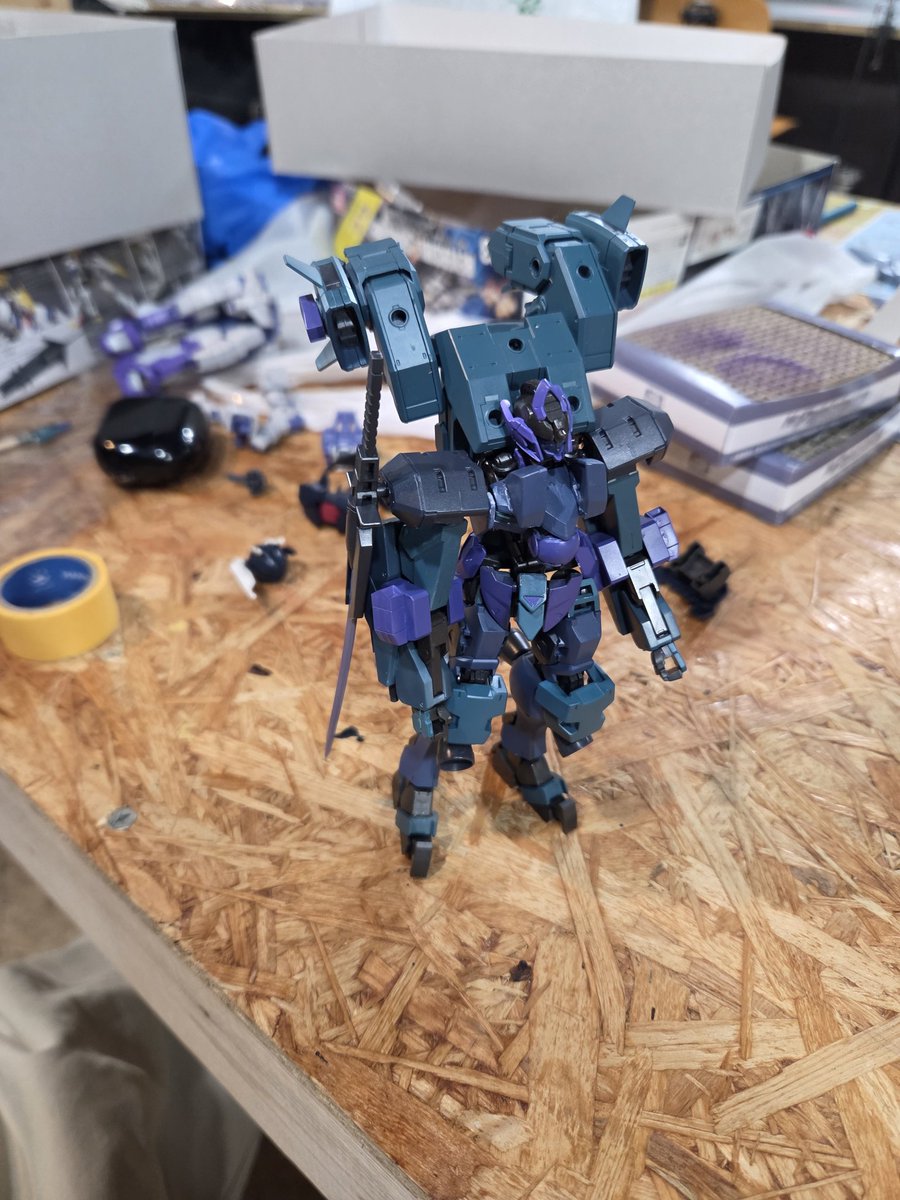 Vml1bfz76h2IDYr's tweet photo. 今日はアクウカン様（@aqoocan ）にスペース借りてプラモ作ってました
自分のやりたい悪役らしい色に塗装できて満足 https://t.co/7q53ckmuak