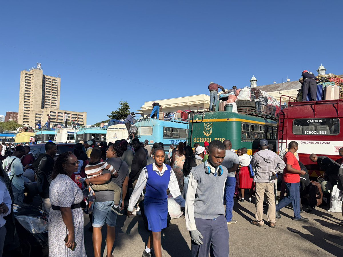 Varakashi4edByo's tweet photo. Bulawayo City Hall was a hive of activity today as pupils, parents &amp; transport operators made last-minute travel and school preparations ahead of the opening of the second school term.
#BackToSchool
#SecondTerm 
#BulawayoCityHall https://t.co/KrnV3EPFWO