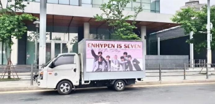 sunnikeuu's tweet photo. chegaram hj mais três caminhões na frente da belift🤧🤲🏻

#7_MEMBERS_ONE_STORY
#BELIFT_HONOR_THE_7 https://t.co/VbiYVc2Gpg