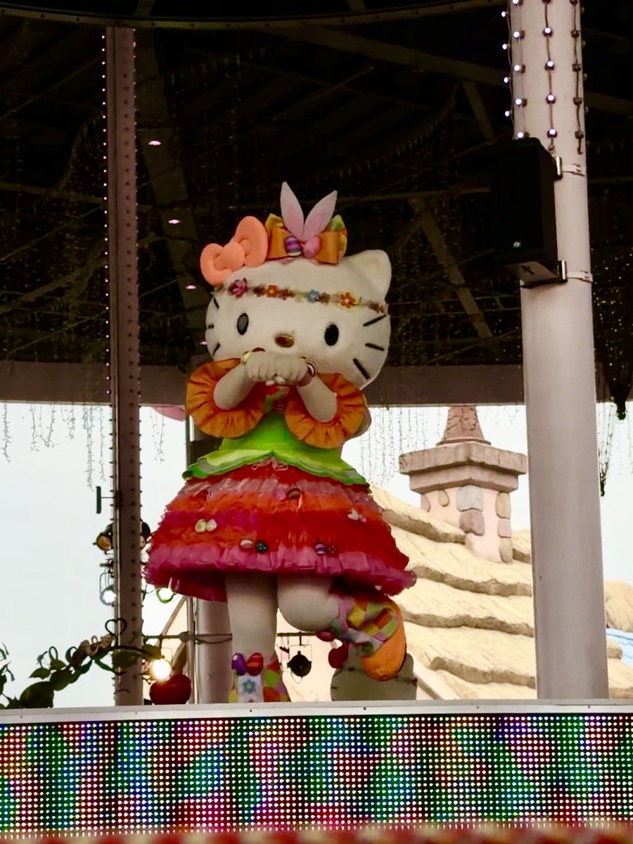 Lee0m1ng's tweet photo. @pom_kawaii_fes_ 本当にプリンくんのファンサはえぐいです😳ポールは私は気になりませんでした！フロートとフロートの間なのでメインステージよく見えるしifという曲の時、日によって隣の番号だったりするのですがキティちゃんと踊れたり季節の歌の時ミミィちゃんも正面で一緒に踊れます☺️ https://t.co/qzXabLU5Vl