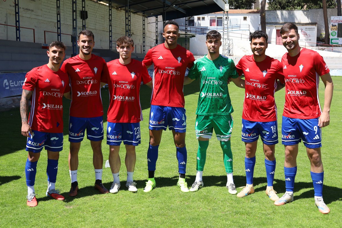 CPVillarrobledo's tweet photo. El gran Pedran Lozano, como suele ser habitual en este club, ha querido recoger la foto oficial del equipo y también más imágenes para cerrar la temporada de nuestro Don Octavio CP Villarrobledo. https://t.co/gwwMGkH5Go