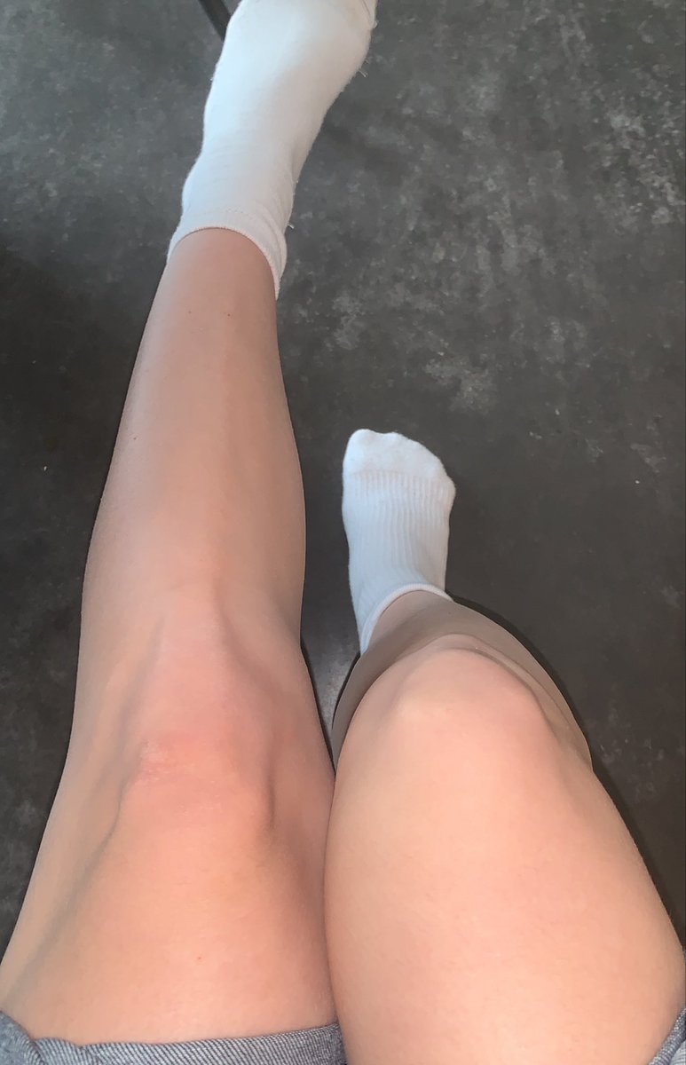 DeesseColine's tweet photo. Qui veux venir me retirer mes petite chaussettes avec la bouche 👄 
Au pieds les chiens 
#soumis #domination #findom #femdom #moneyslaves #pieds #domina #money #depouiller https://t.co/OfXyAvVagp