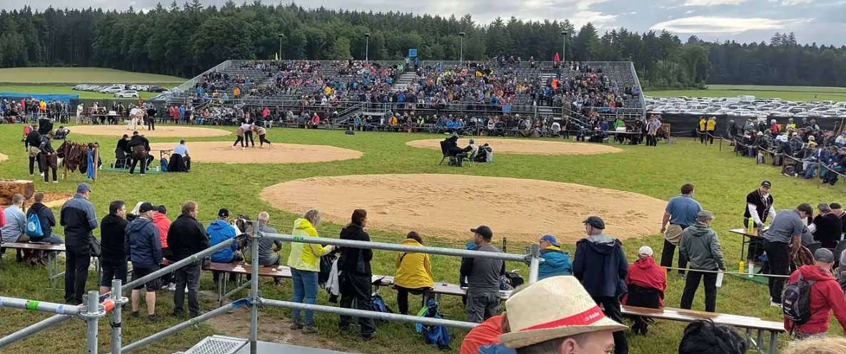 _IBWD's tweet photo. How about a taste of Swiss tradition? Anyone heading to the Oberaargau Wrestling Festival can look forward to days filled with excitement, food stalls, a convivial atmosphere and top-class entertainment!🇨🇭🤼🐄
📍23-25 May in Niederbipp
👉https://t.co/cD0lwyB5ZU https://t.co/Xg12OQvNST