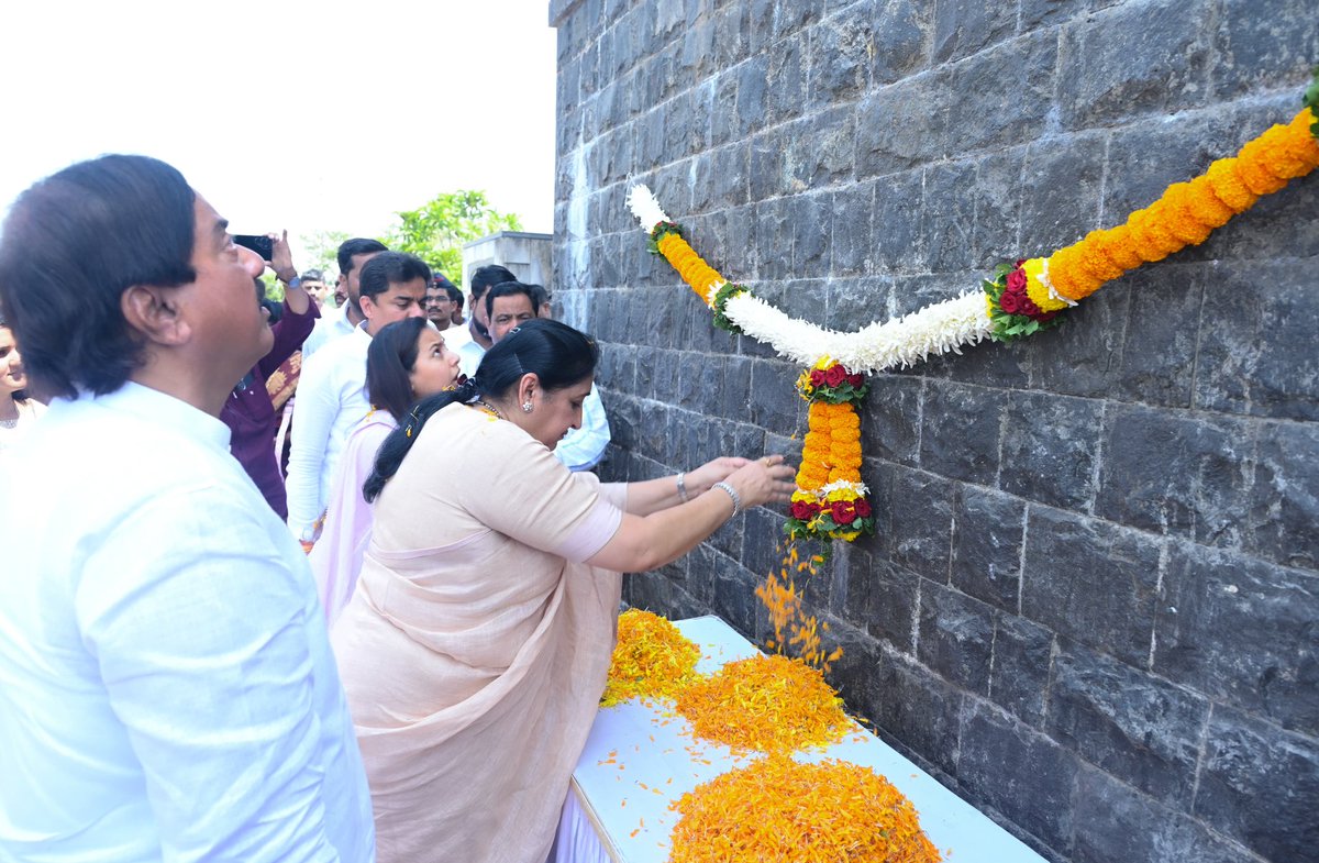 SunetraA_Pawar's tweet photo. 📍रायगड 

रोहा-अष्टमी नगरपरिषदेच्या हद्दीतील विविध विकासकामांच्या भूमिपूजन कार्यक्रमाला आज उपस्थित राहिले. रोहा शहराच्या सर्वांगीण विकासासाठी ही एक महत्त्वपूर्ण आणि नवी सुरुवात आहे. या विकासकामांमुळे शहराच्या पायाभूत सुविधा अधिक सक्षम होण्यास मदत मिळणार आहे, याचा मला विशेष आनंद आहे.

रायगड म्हणजे केवळ एक जिल्हा नाही, तर छत्रपती शिवाजी महाराजांचा राज्याभिषेक झालेली पवित्र भूमी आहे. याच भूमीत भारतरत्न डॉ. बाबासाहेब आंबेडकरांनी महाड येथे चवदार तळ्याचा ऐतिहासिक सत्याग्रह करत सामाजिक समतेचा लढा उभारला. विशेष म्हणजे, यंदा या सत्याग्रहाचे शताब्दी वर्ष साजरे होत आहे. त्यामुळे रायगड जिल्ह्याला इतिहास, प्रेरणा आणि सामाजिक परिवर्तनाचा अद्वितीय वारसा लाभला आहे.

कोकण ही साक्षात देवभूमी आहे. निसर्गाने भरभरून दिलेली समृद्ध संस्कृती आणि ऐतिहासिक परंपरा लाभलेली ही भूमी महाराष्ट्राच्या वैभवात मोलाची भर घालणारी आहे. आदरणीय अजितदादांचे देखील कोकणावर विशेष प्रेम होते. राज्याच्या विकासकामांची कोणतीही चर्चा झाली की, कोकणच्या विकासासाठी त्यांनी नेहमीच आग्रही भूमिका घेतली. आज ज्या ठिकाणी हा कार्यक्रम संपन्न झाला, त्याच ठिकाणी असलेल्या डॉ. सी. डी. देशमुख नाट्यगृहाचा लोकार्पण सोहळा अवघ्या सहा महिन्यांपूर्वी आदरणीय अजितदादांच्या हस्ते पार पडला होता, ही बाब विशेष उल्लेखनीय आहे.

आजच्या भूमिपूजनाच्या माध्यमातून श्री धावीर महाराज मंदिर परिसरातील भक्तनिवासाचे नूतनीकरण, कुंडलिका नदीकाठावरील पूरसंरक्षक भिंतीचे बांधकाम, कुंडलिका नदी संवर्धन गार्डनमध्ये भव्य शिवसृष्टी शिल्प उभारणी तसेच कोकणच्या समृद्ध खाद्यसंस्कृतीची ओळख जपत स्थानिक अर्थव्यवस्थेला चालना देणाऱ्या विविध उपक्रमांची सुरुवात होत आहे. ही सर्व कामे रोहा-अष्टमीच्या पर्यटन, सांस्कृतिक जतन आणि नागरिकांच्या सुविधांच्या दृष्टीने अत्यंत महत्त्वाची ठरणार आहेत.

छत्रपती शिवरायांची प्रेरणा, डॉ. बाबासाहेब आंबेडकरांचा समतेचा विचार आणि कोकणातील कष्टाळू माणसांची जिद्द व ताकद या तिन्ही गोष्टी आपल्या पाठीशी आहेत. याच बळावर रोहा-अष्टमीचा सर्वांगीण विकास आपण सर्वांनी एकत्रितपणे घडवूया, अशा भावना यावेळी व्यक्त केल्या.