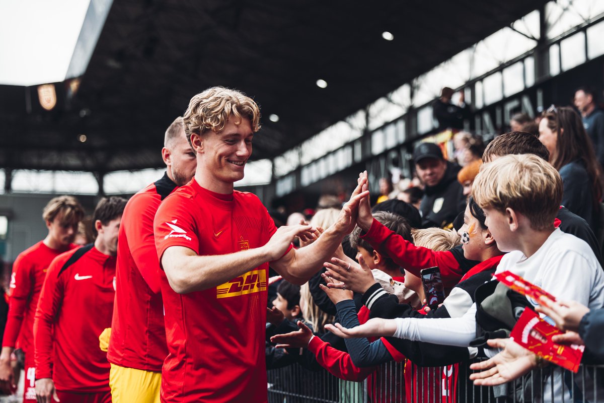 FCNordsjaelland's tweet photo. 𝐏𝐎𝐒𝐓 𝐌𝐀𝐓𝐂𝐇 𝐍𝐔𝐌𝐁𝐄𝐑: 7️⃣
Highfives til Victor Gustafsen efter kampen mod FC Midtjylland, hvor vores unge back fortsatte sin imponerende serie. For det var hans syvende Superliga-kamp for FCN, og han er fortsat ubesejret... #FCNFCM #sldk https://t.co/ErSc4gdgPY