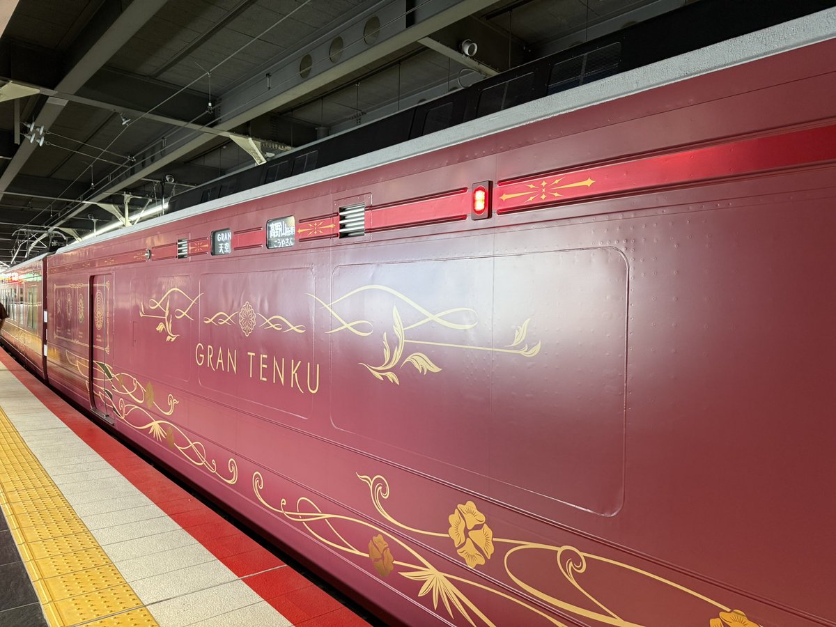 Lab_coat313's tweet photo. 電源車並に窓がない電車笑 https://t.co/N64rK2vWn5