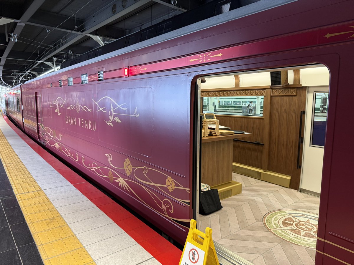 Lab_coat313's tweet photo. 電源車並に窓がない電車笑 https://t.co/N64rK2vWn5