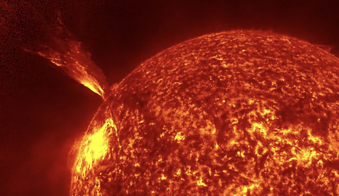 UKR_token's tweet photo. Una poderosa llamarada solar de 37 minutos ha estallado en el Sol

Según los especialistas, se espera que el evento no afecte a la Tierra por ahora. Sin embargo, en unos dos días, la región activa de manchas solares podría rotar hacia una posición frente a nuestro planeta.

Si eso ocurre, podrían producirse tormentas geomagnéticas y disrupciones en las comunicaciones y sistemas satelitales.